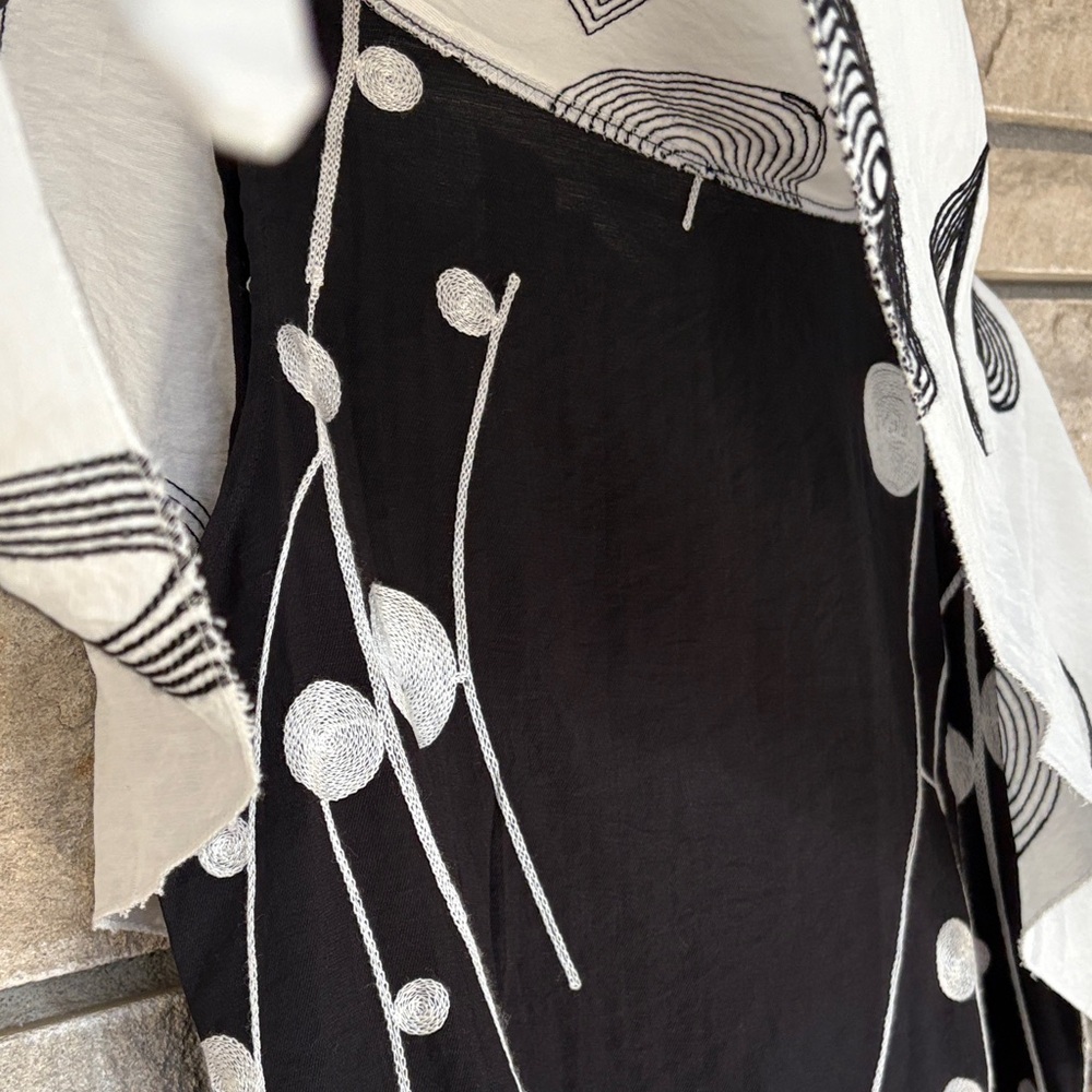 Abstract Two-Tone Arty Geometric Black & White Layered Blouse Size S - Picture 5 of 9